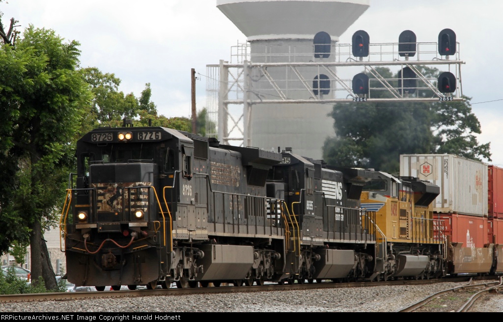 NS 8726 leads train 213 southbound